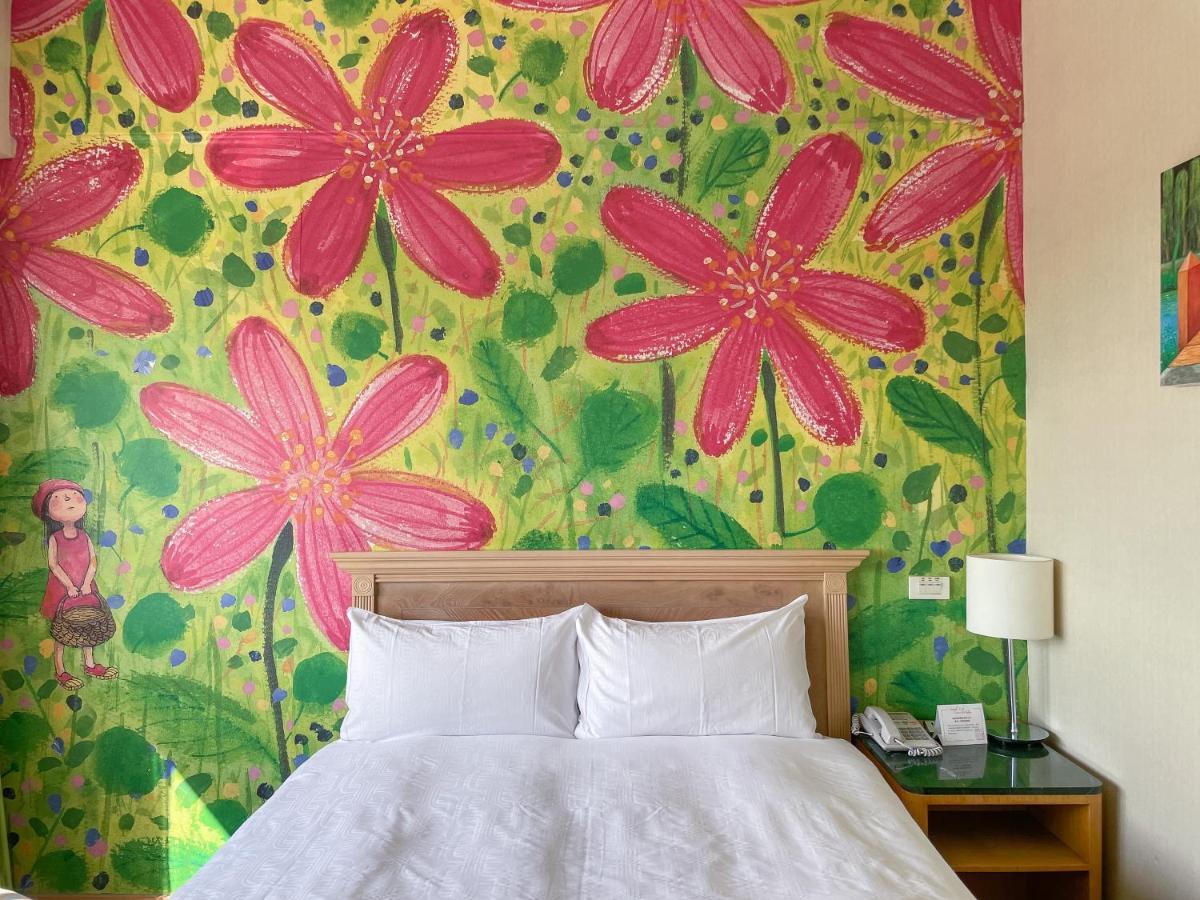 فندق شاتو دي شاين هوالين مدينة هوالين المظهر الخارجي الصورة Mural in a hotel room