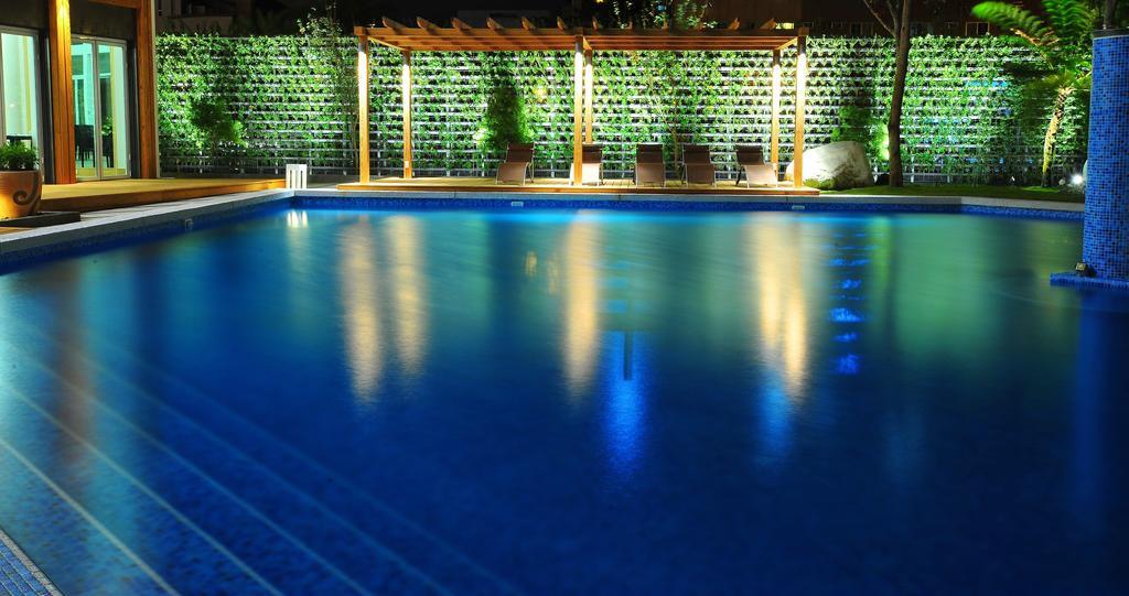 فندق شاتو دي شاين هوالين مدينة هوالين المظهر الخارجي الصورة A swimming pool at night
