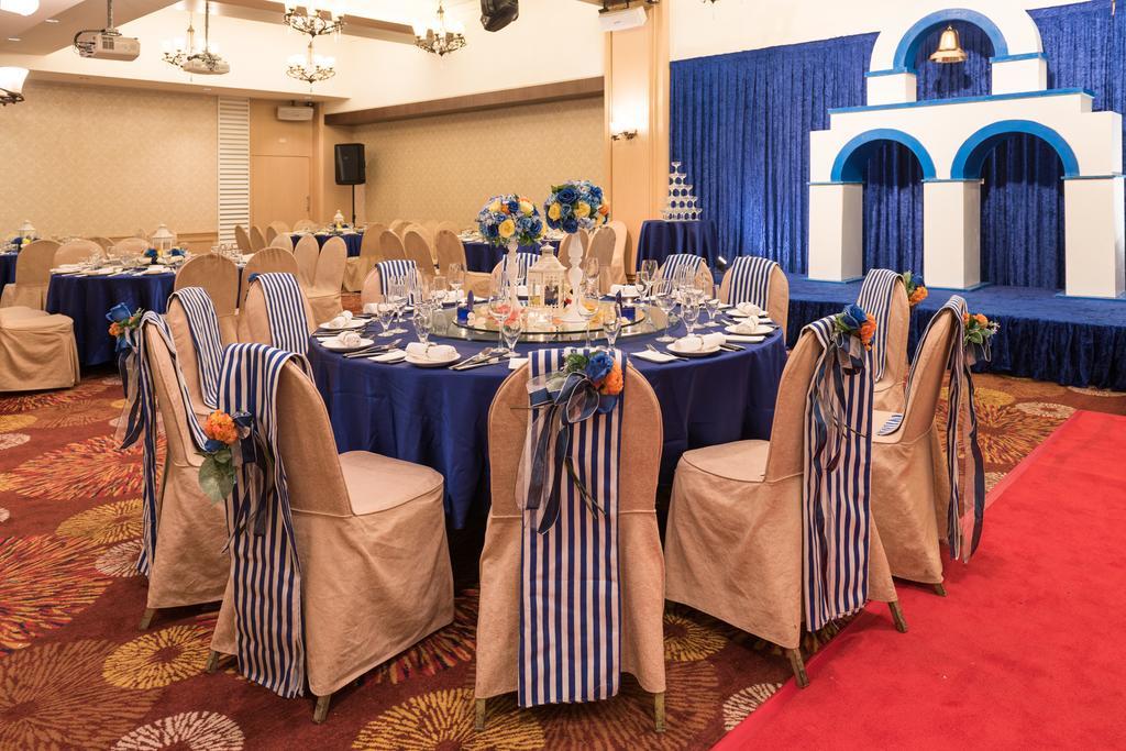 فندق شاتو دي شاين هوالين مدينة هوالين المظهر الخارجي الصورة A wedding reception at the Royal Garden Grove