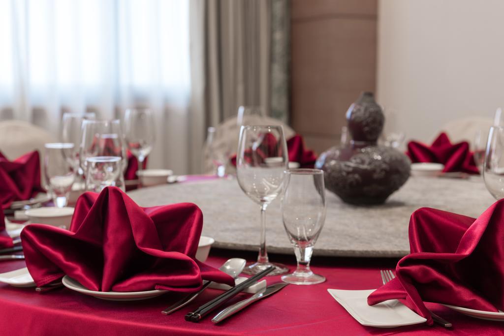 فندق شاتو دي شاين هوالين مدينة هوالين المظهر الخارجي الصورة A table set for a meal