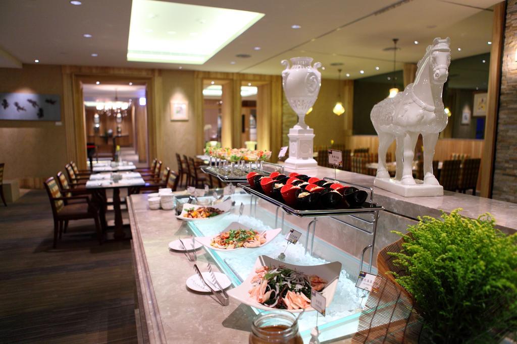 فندق شاتو دي شاين هوالين مدينة هوالين المظهر الخارجي الصورة A buffet at a hotel
