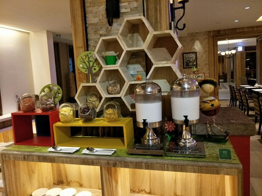 فندق شاتو دي شاين هوالين مدينة هوالين المظهر الخارجي الصورة A sugar dispenser at a hotel