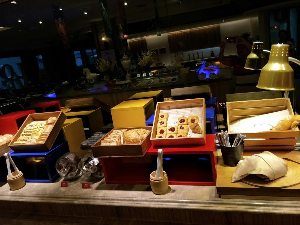 فندق شاتو دي شاين هوالين مدينة هوالين المظهر الخارجي الصورة A selection of dim sum at the buffet at the Shangri-La Hotel, Kuala Lumpur