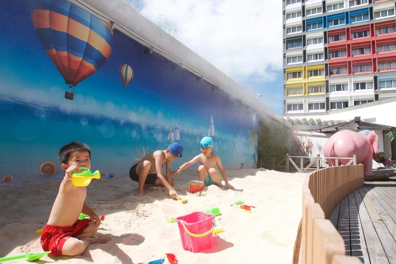 فندق شاتو دي شاين هوالين مدينة هوالين المظهر الخارجي الصورة Children playing in the sand at the beach